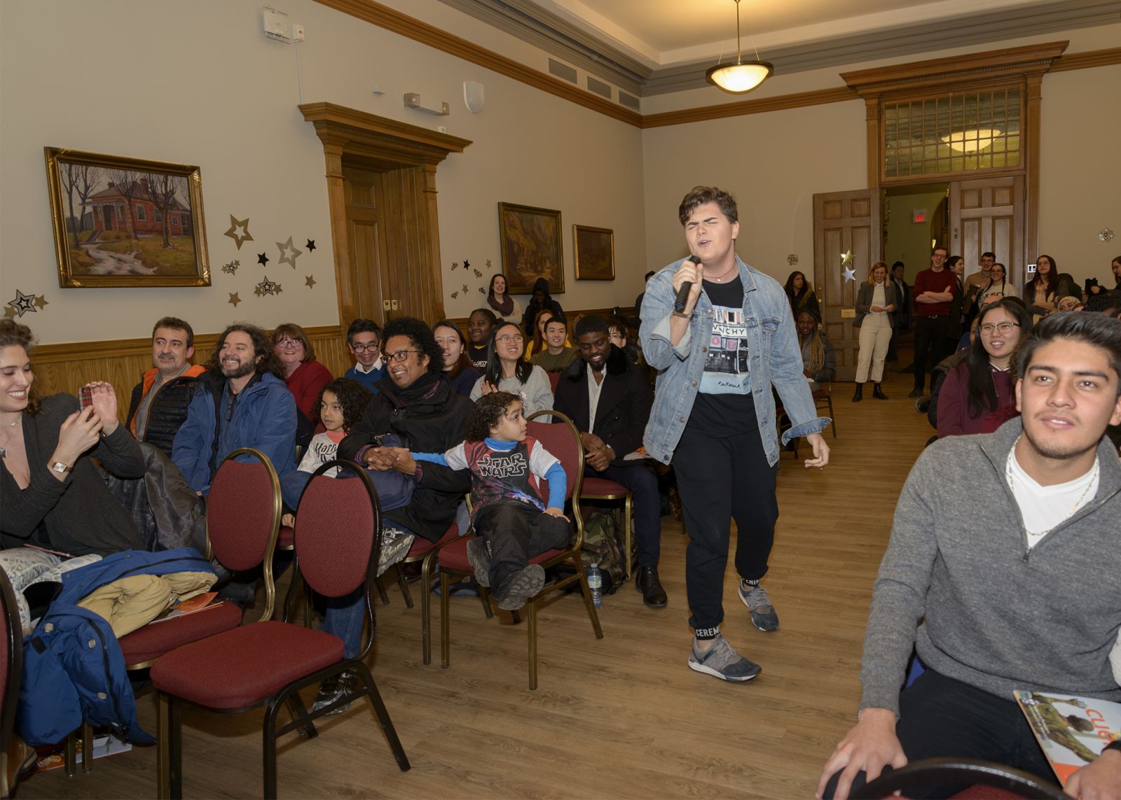 Cantando en español y portugués, universitarios aprenden los idiomas en Toronto