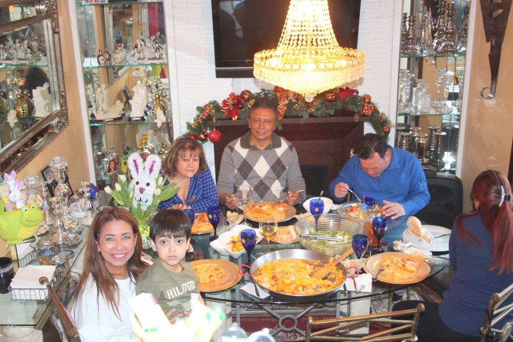 Familias Hispanas Católicas celebran la Pascua y comparten sus tradiciones.