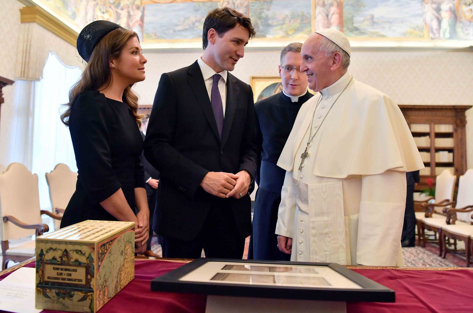 Trudeau invita al Papa a Canadá, para que pida perdón a los indígenas