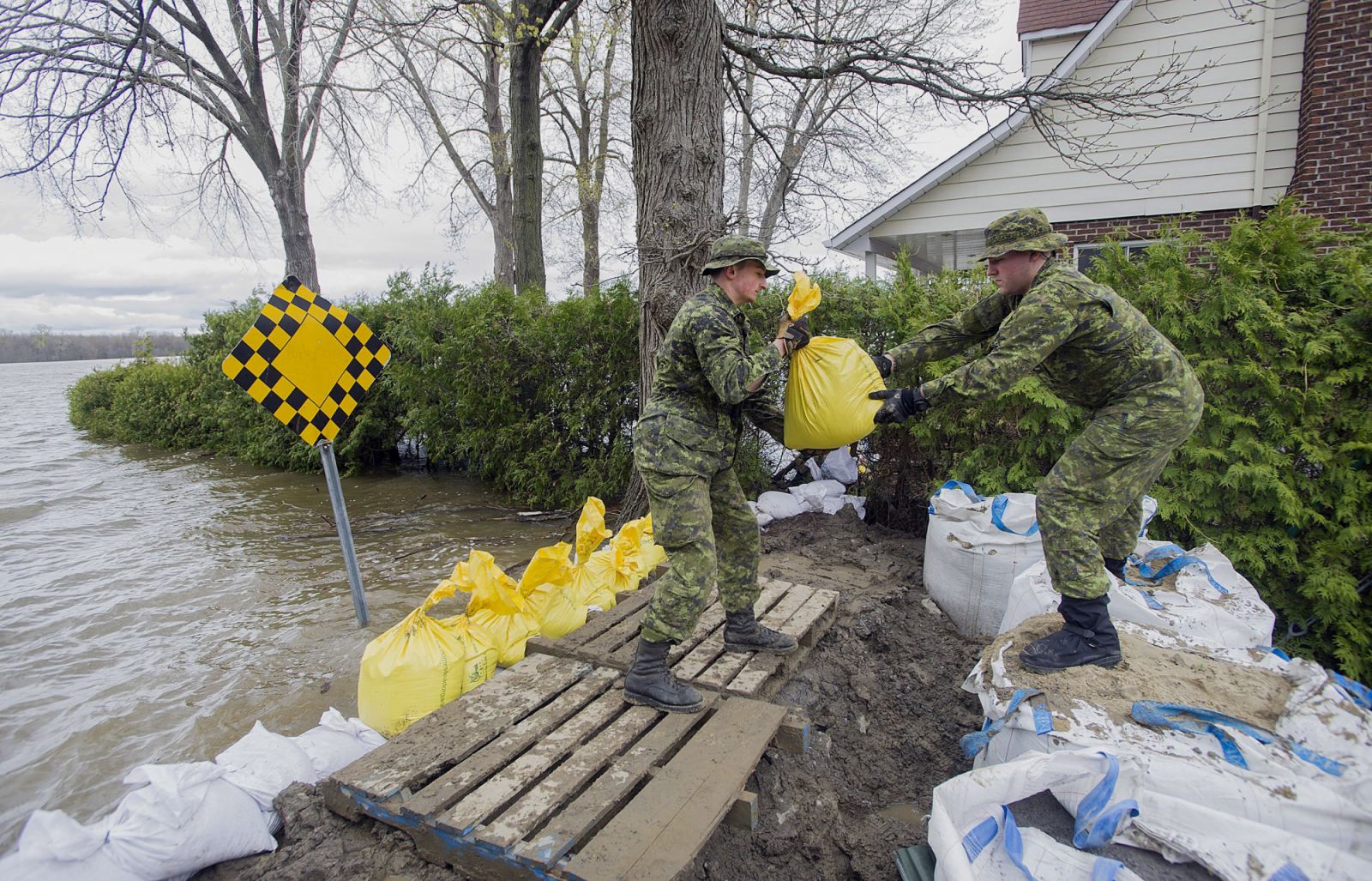 Graves inundaciones causan fuertes lluvias en Canadá 