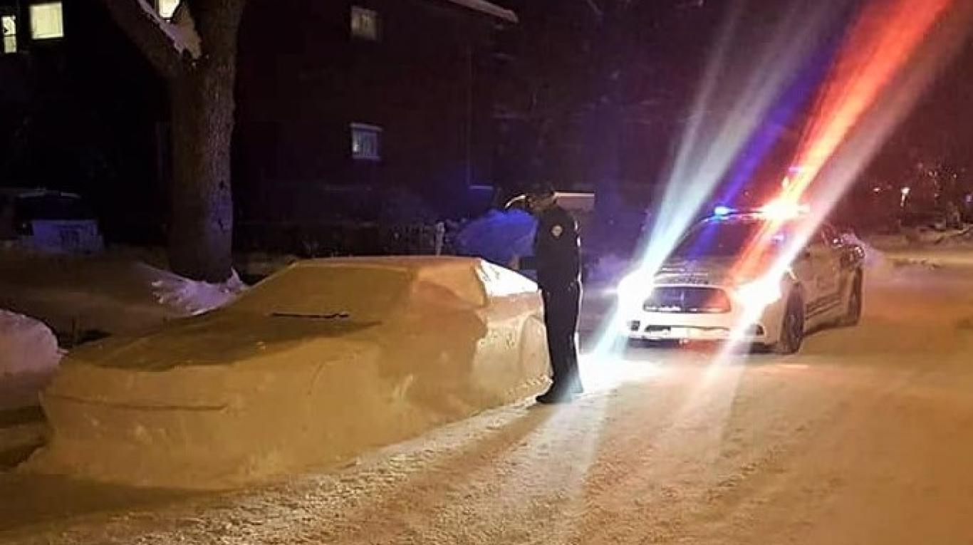 En medio del frio, Policía en Montreal intentó imponer una multa a un auto de hielo 
