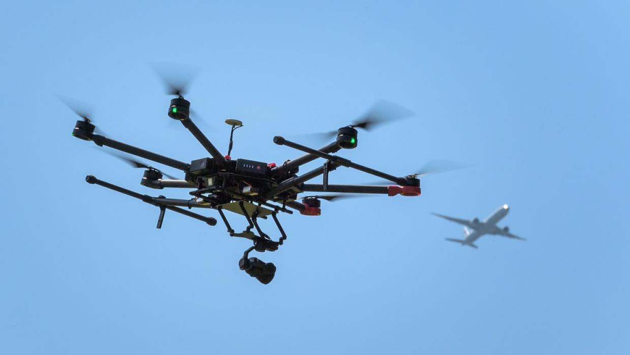 Peligrosamente dron impacta contra un avión en Quebec 