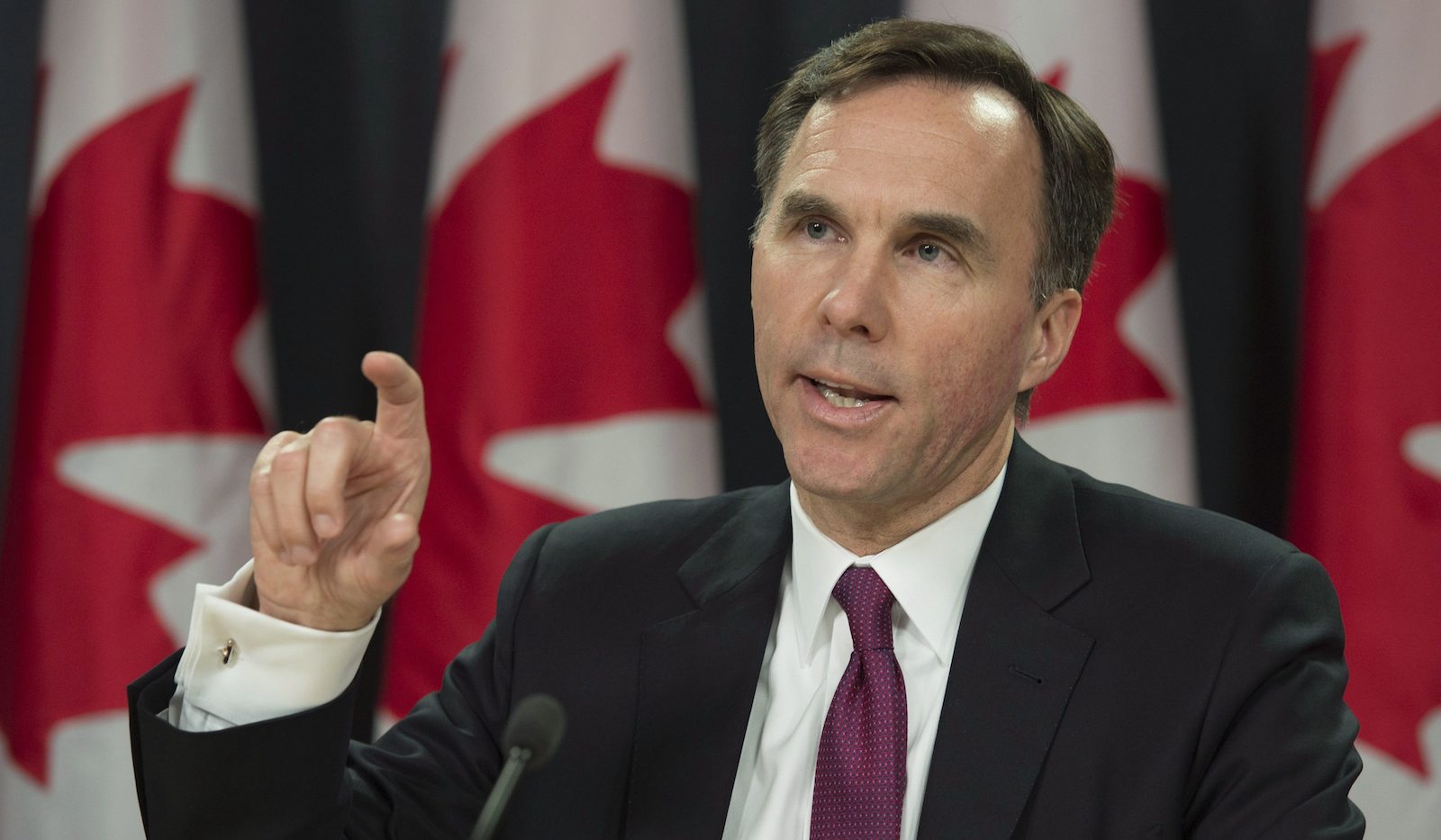 Ministro de Finanzas de Canadá se habría beneficiado de ley de pensiones 