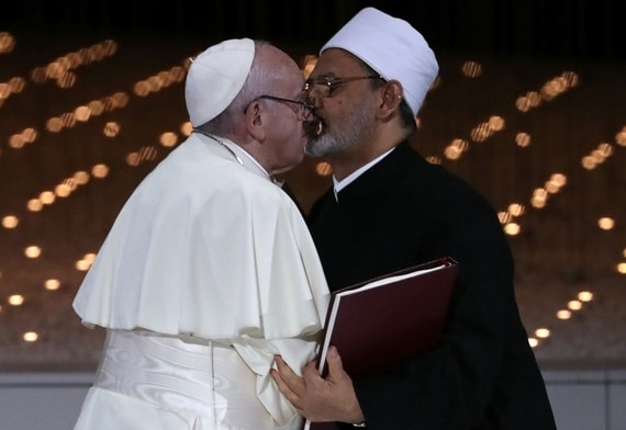 El histórico beso de dos líderes religiosos contra el extremismo