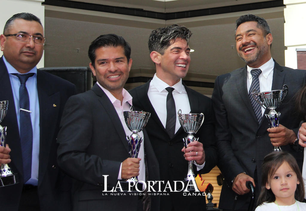 Trece líderes hispanos reciben reconocimiento en Woodbine Mall