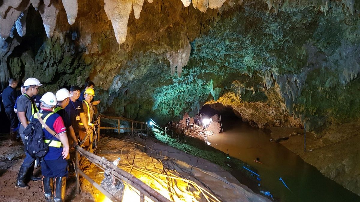 En suspenso el rescate de los 12 niños atrapados en una cueva en Tailandia