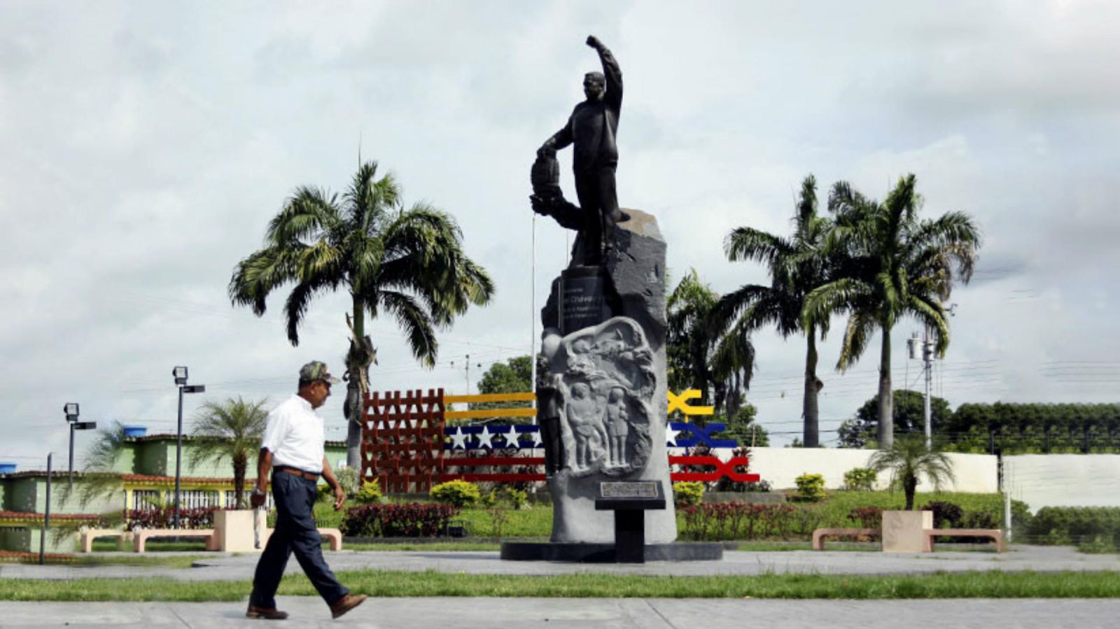 Destruyendo estatuas de Chávez, avanzan protestas contra el régimen de Maduro 