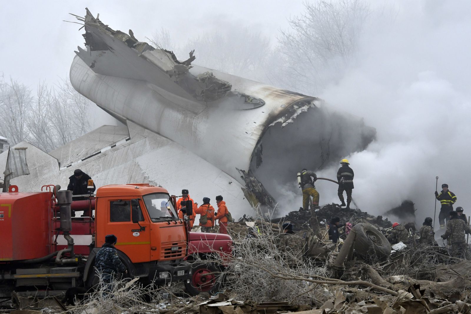 Avión de carga se estrella contra zona residencial en Kirguizistán 