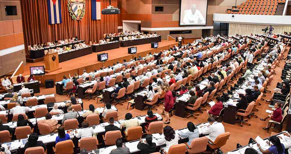 Parlamento de Cuba aprueba proyecto que eliminaría “sociedad comunista” 