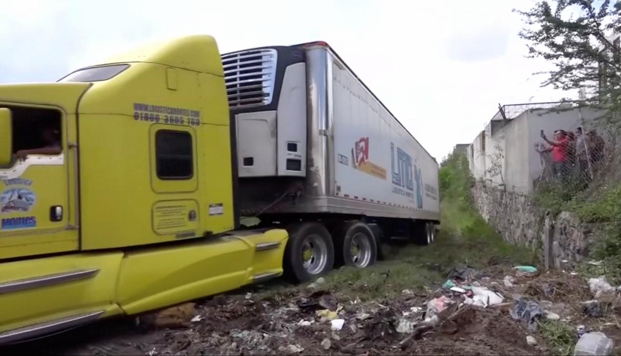 Encuentran un camión abandonado con 157 muertos en México   