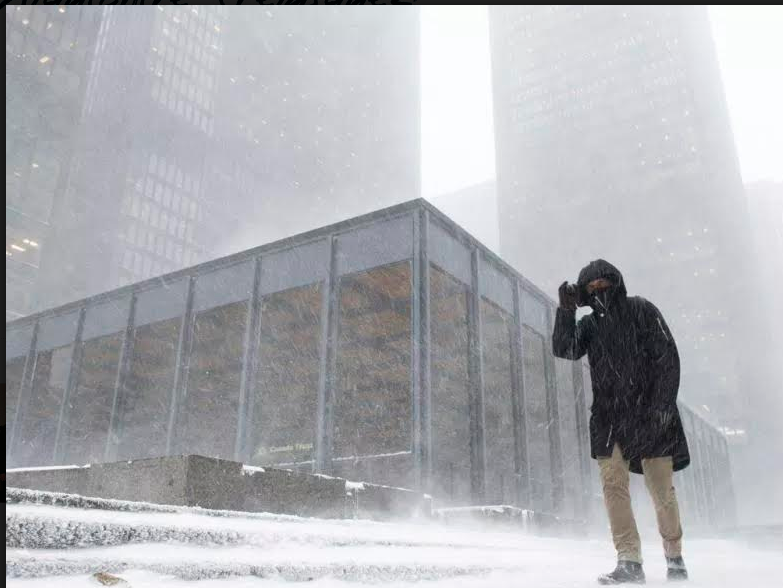 Fuerte tormenta de nieve golpea a Toronto, expertos dicen que será la peor del invierno 