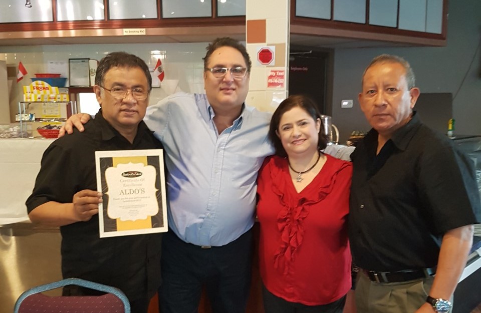 Latinlicious entrega premio a ganador de concurso de restaurantes latinos 