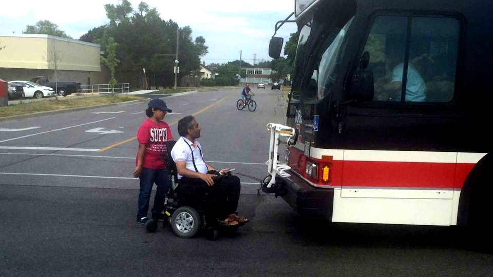 Refugiado sirio bloqueó con su silla de ruedas bus de la TTC 