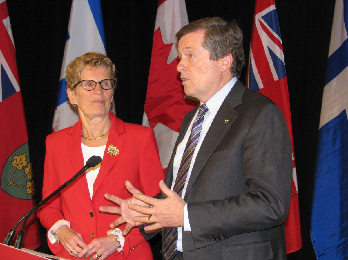 Alcalde de Toronto logra apoyo federal y provincial para plan de vivienda social  