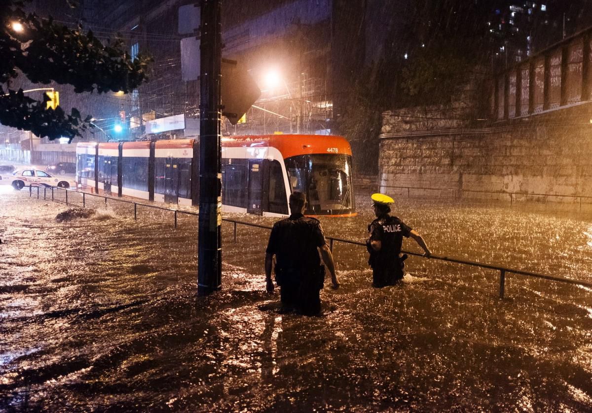 Inundaciones por lluvias en Toronto ya dejan 9  “streetcars” dañados 