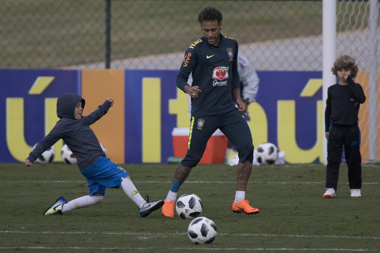 Neymar intensifica su recuperación en el campo de entrenamiento 