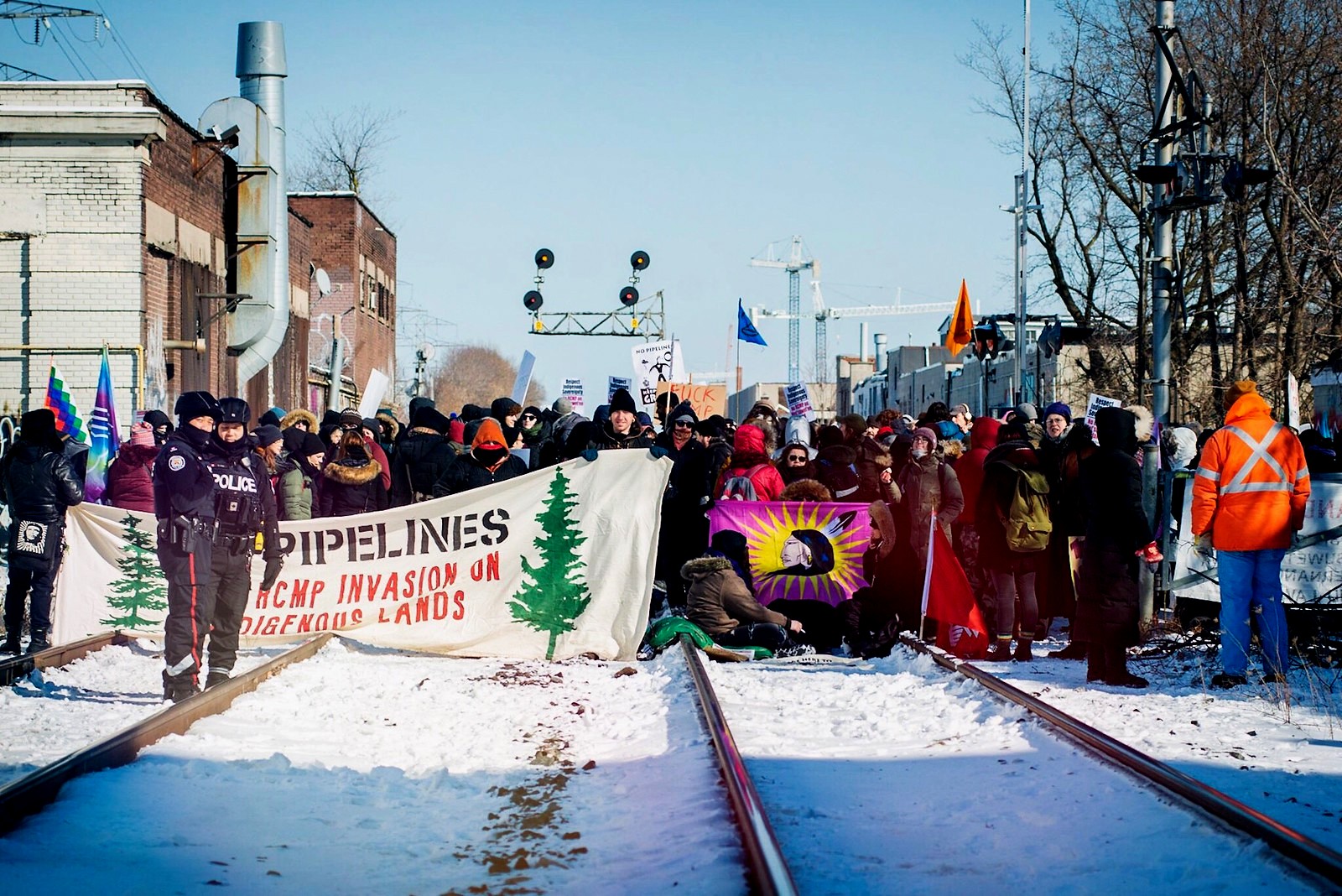 Bloqueando carreteras, puentes y vías del tren crecen protestas de indígenas en Canadá 