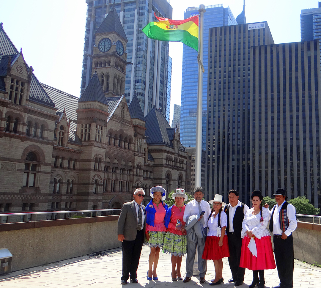 Bolivianos rindieron tributo a su bandera, en el City Hall de Toronto 