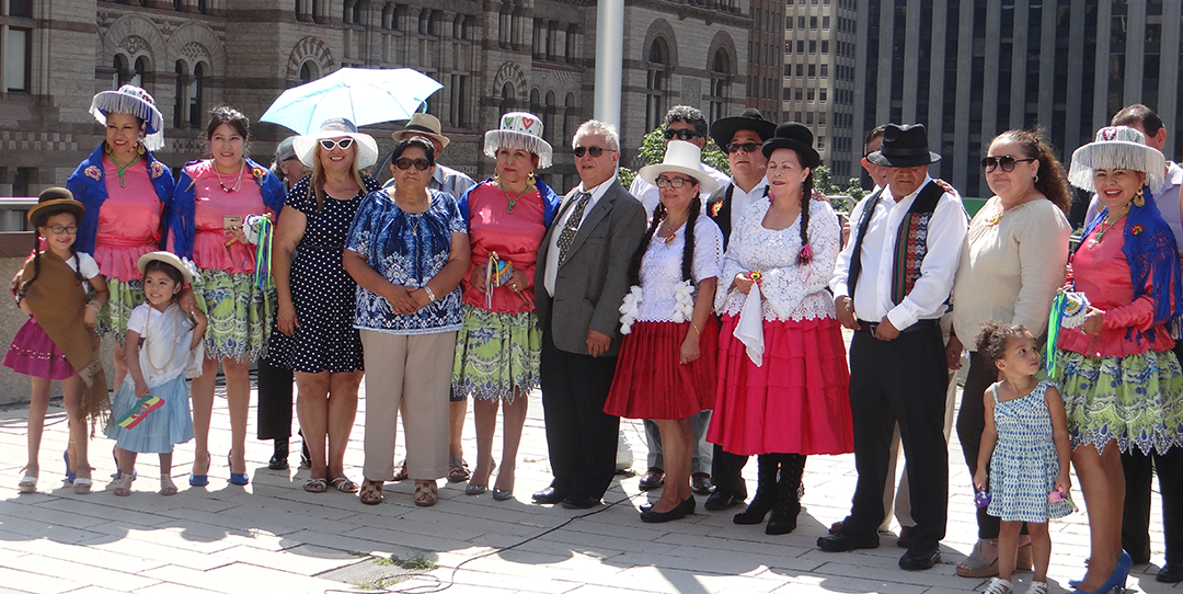 Bolivianos rindieron tributo a su bandera, en el City Hall de Toronto 