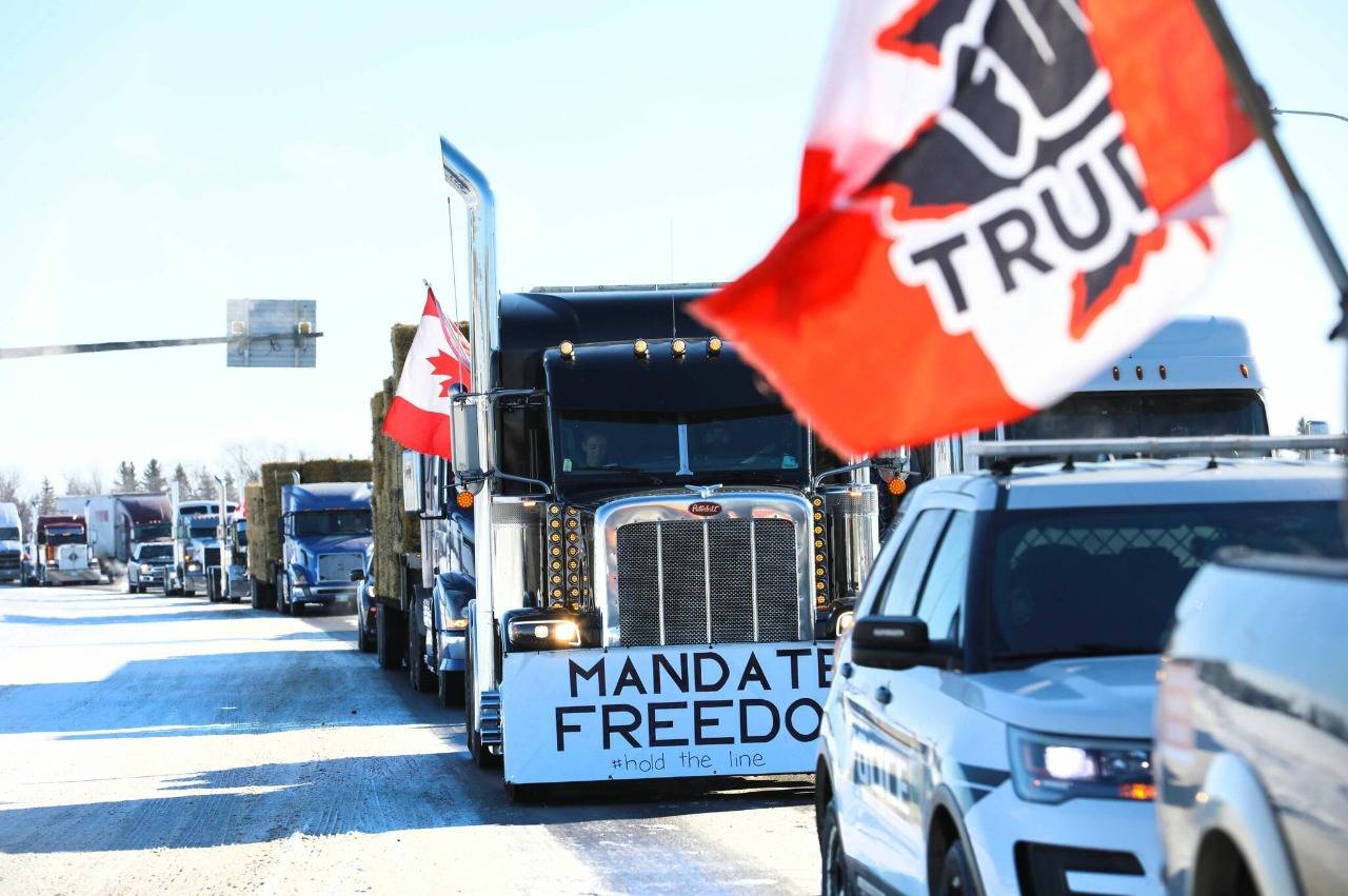 Protesta de camioneros por vacuna obligatoria, genera caos en vías de Ontario