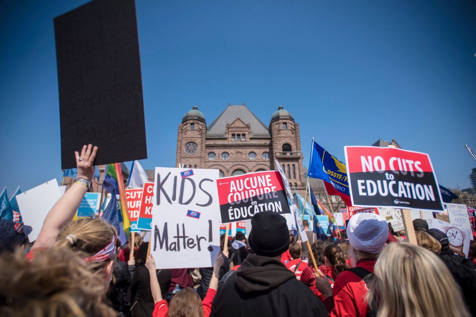 Para evitar huelga general en Ontario, se reinicia negociación entre profesores y Gobierno