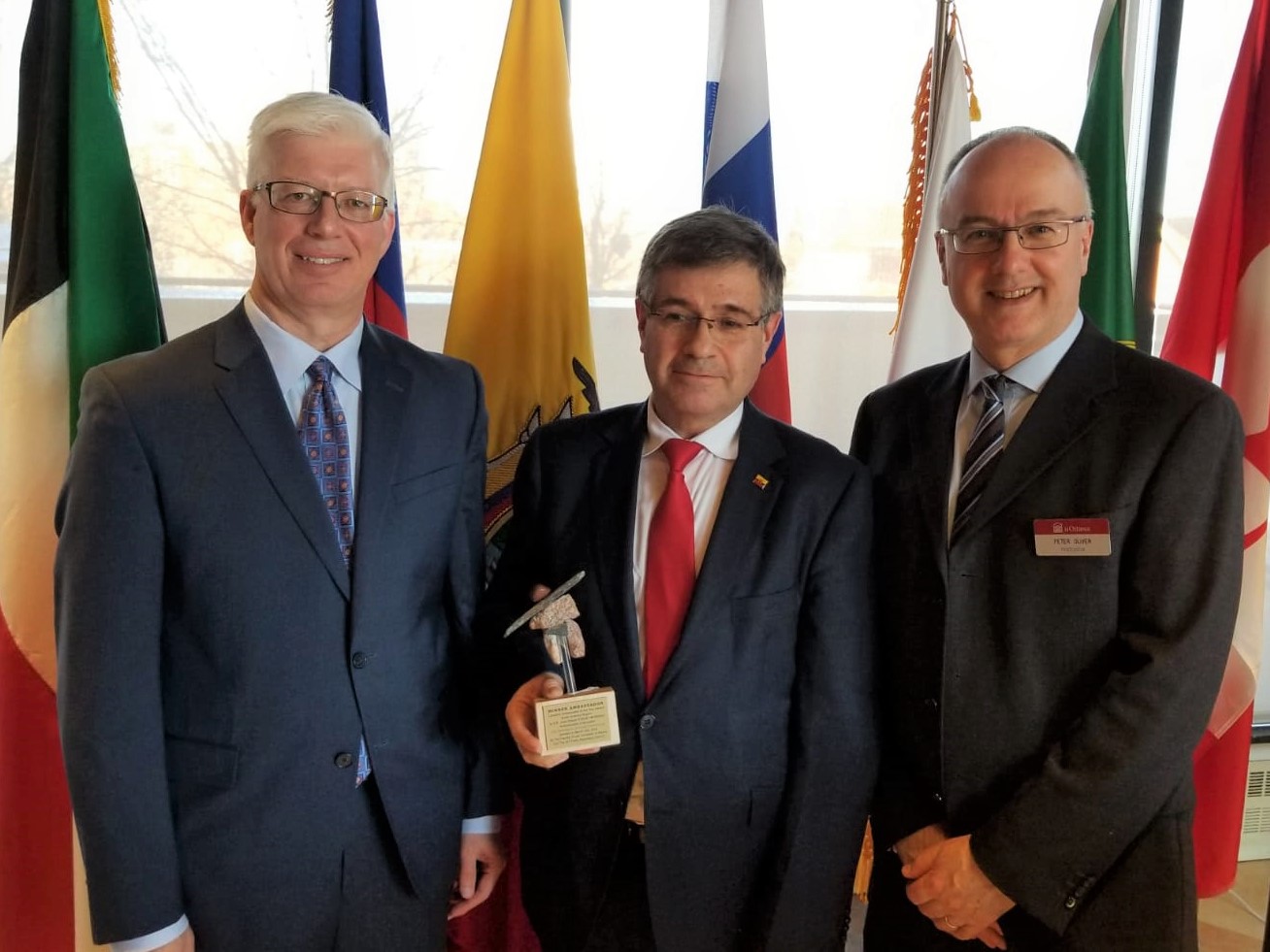 Embajador de Ecuador, Diego Stacey, es declarado embajador del Año en Canadá 