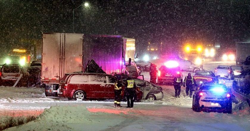 Choque múltiple de 30 a 40 vehículos en la 401 dejó un muerto y 20 heridos en Ontario 
