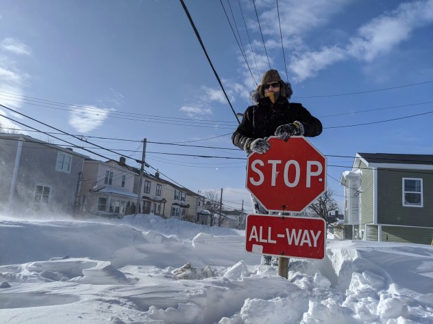 Histórica tormenta en Canadá deja acumulaciones de hasta 4 metros de nieve