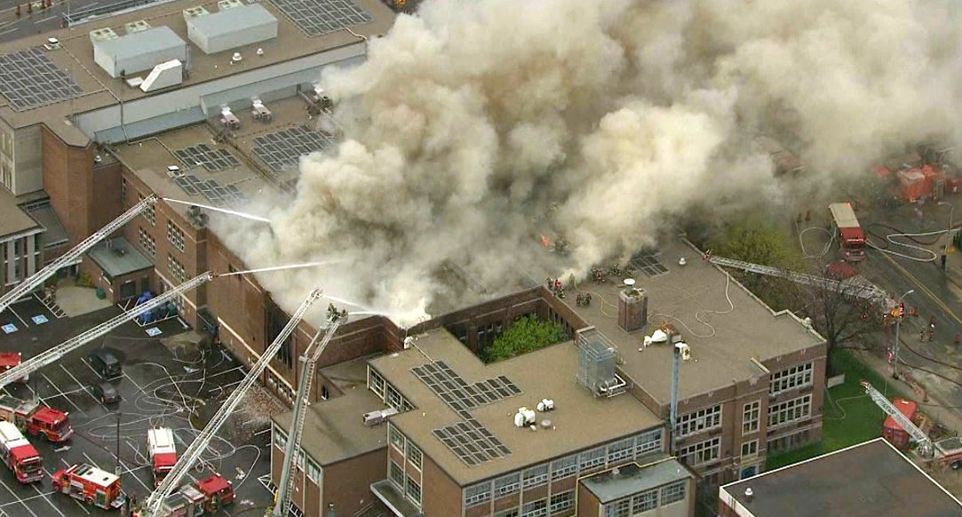 Dos peligrosos incendios en escuela secundaria en Toronto causan pánico en la zona   