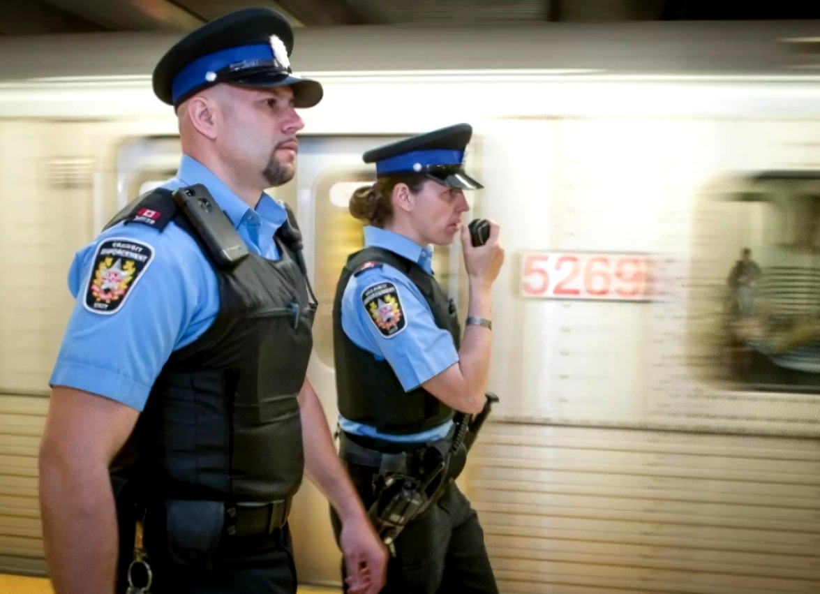 Crece la violencia en el sistema metro de Toronto. Joven es apuñaleado en un bus de la TTC