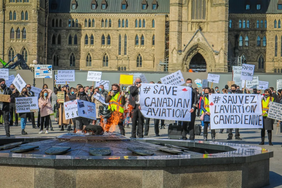 Trabajadores de aerolíneas canadienses protestan contra el Gobierno por no permitir vuelos 