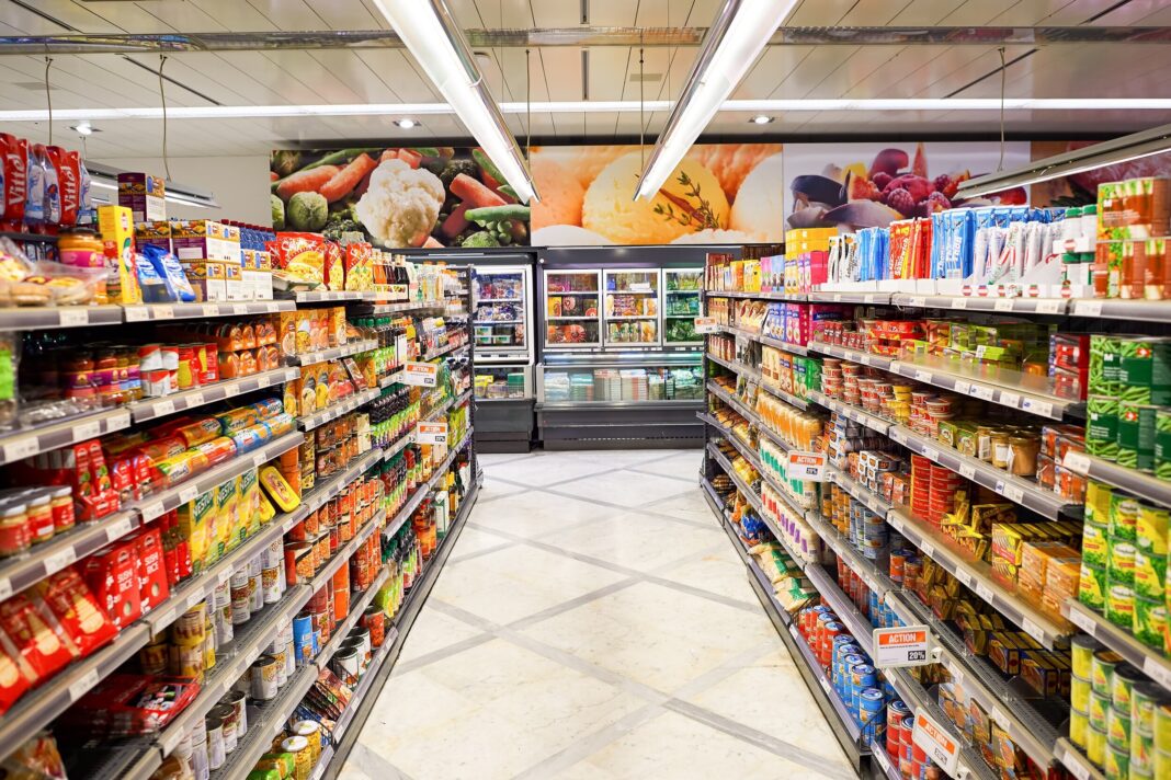 Tiendas de comestibles en pueblos de Canadá cerrarían por falta de trabajadores y escasez de productos 