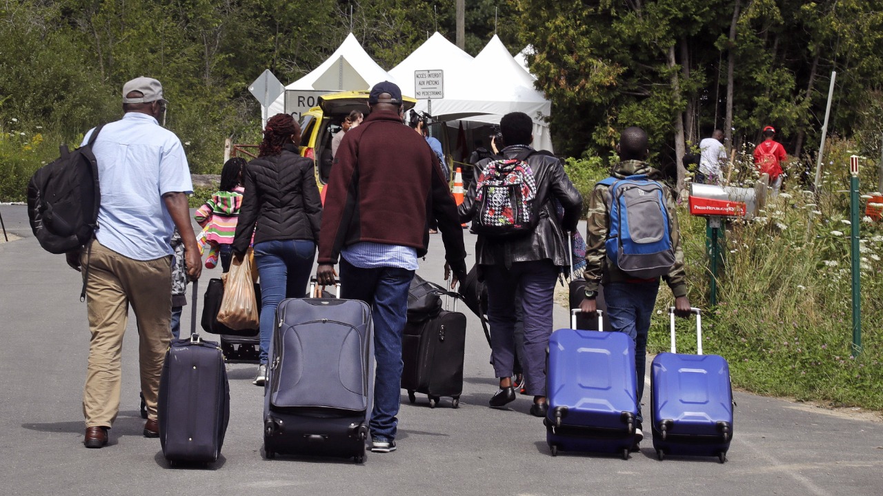 Piden cierre del paso por Montreal por donde llegan inmigrantes a pie desde EE.UU. a pedir refugio 