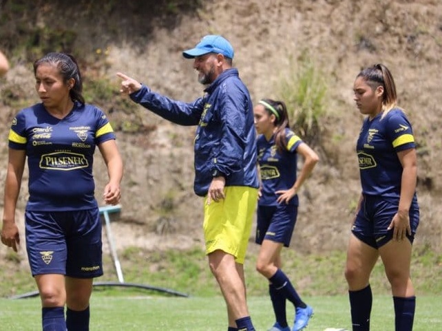 Suspenden entrenador de selección femenina de Ecuador por acoso sexual