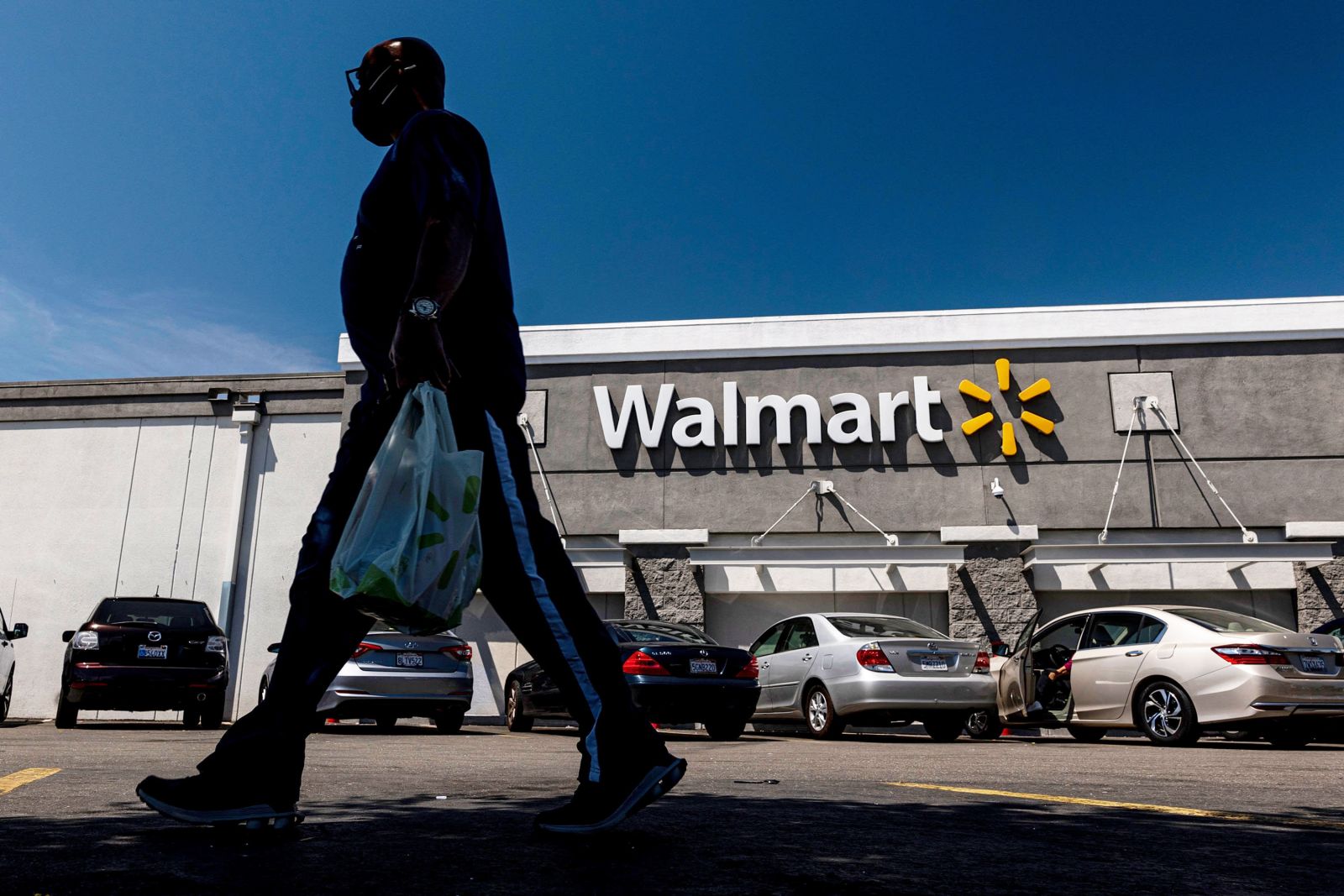 Walmart, la empresa con más empleados en Estados Unidos, sube el salario mínimo un 17%