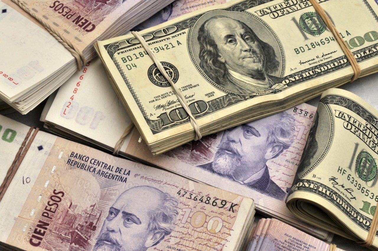 Gobierno busca detener la fuerte devaluación del peso argentino