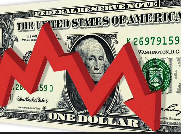 El precio del dólar estadounidense va en caída libre en los mercados internacionales 