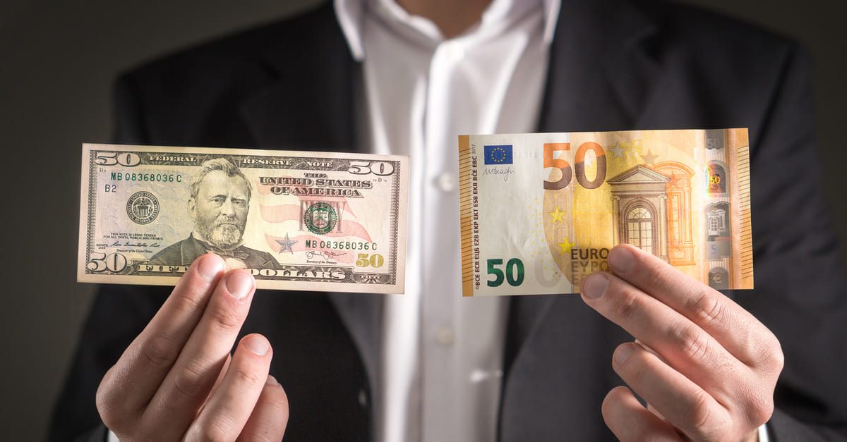 El dólar alcanzó al euro por primera vez en dos décadas de historia 