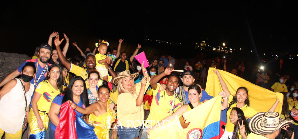 Muy alegre y “contagiosa” celebración de los colombianos en las Cataratas del Niágara 