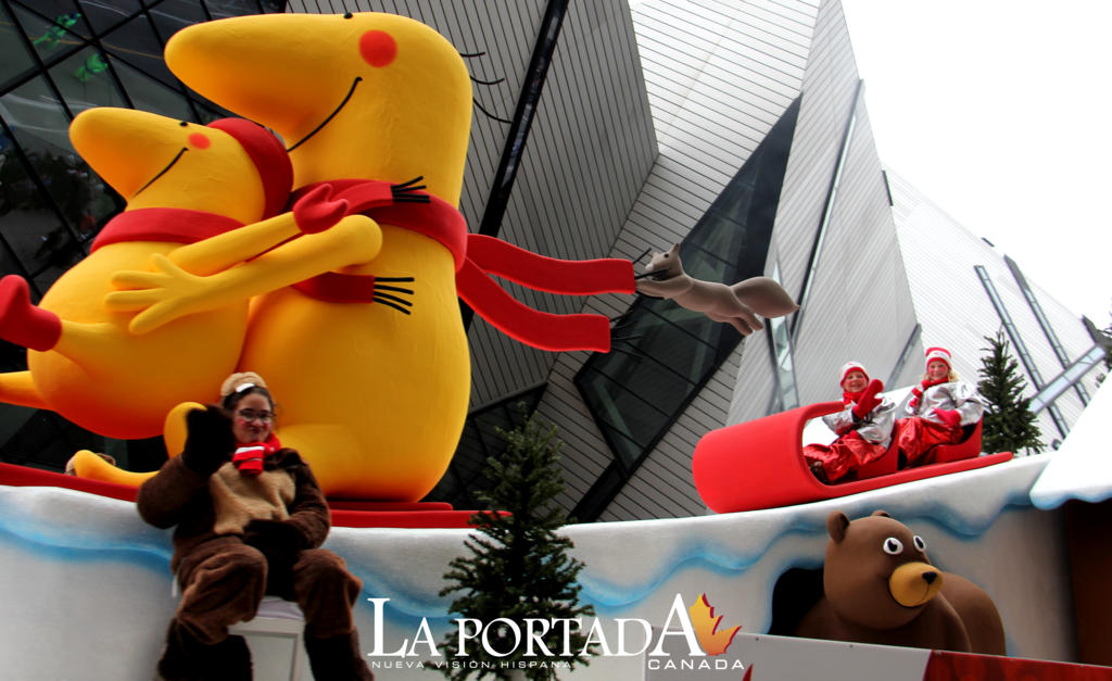Alegre y colorido desfile de Santa Claus adelantó la navidad en Toronto