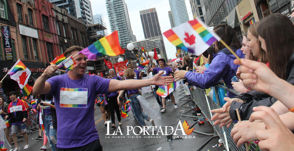 Militares se tomaron orgullosamente la Parada Gay en Toronto
