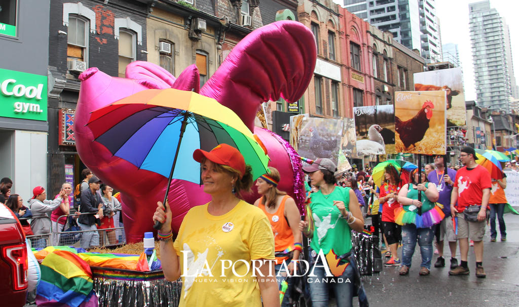 Militares se tomaron orgullosamente la Parada Gay en Toronto