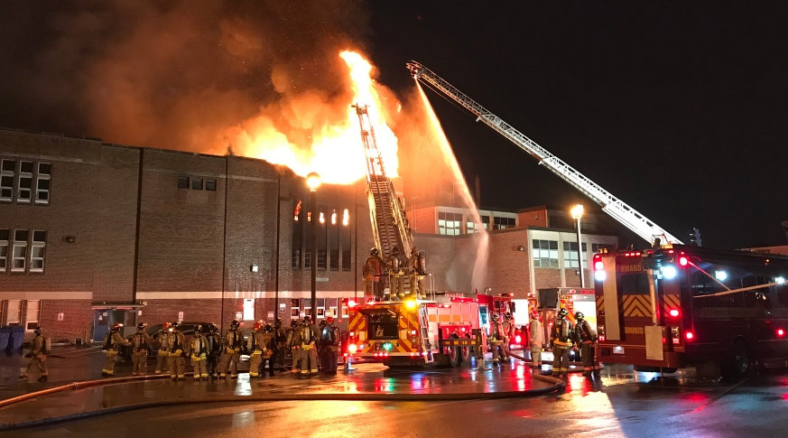 Dos peligrosos incendios en escuela secundaria en Toronto causan pánico en la zona   