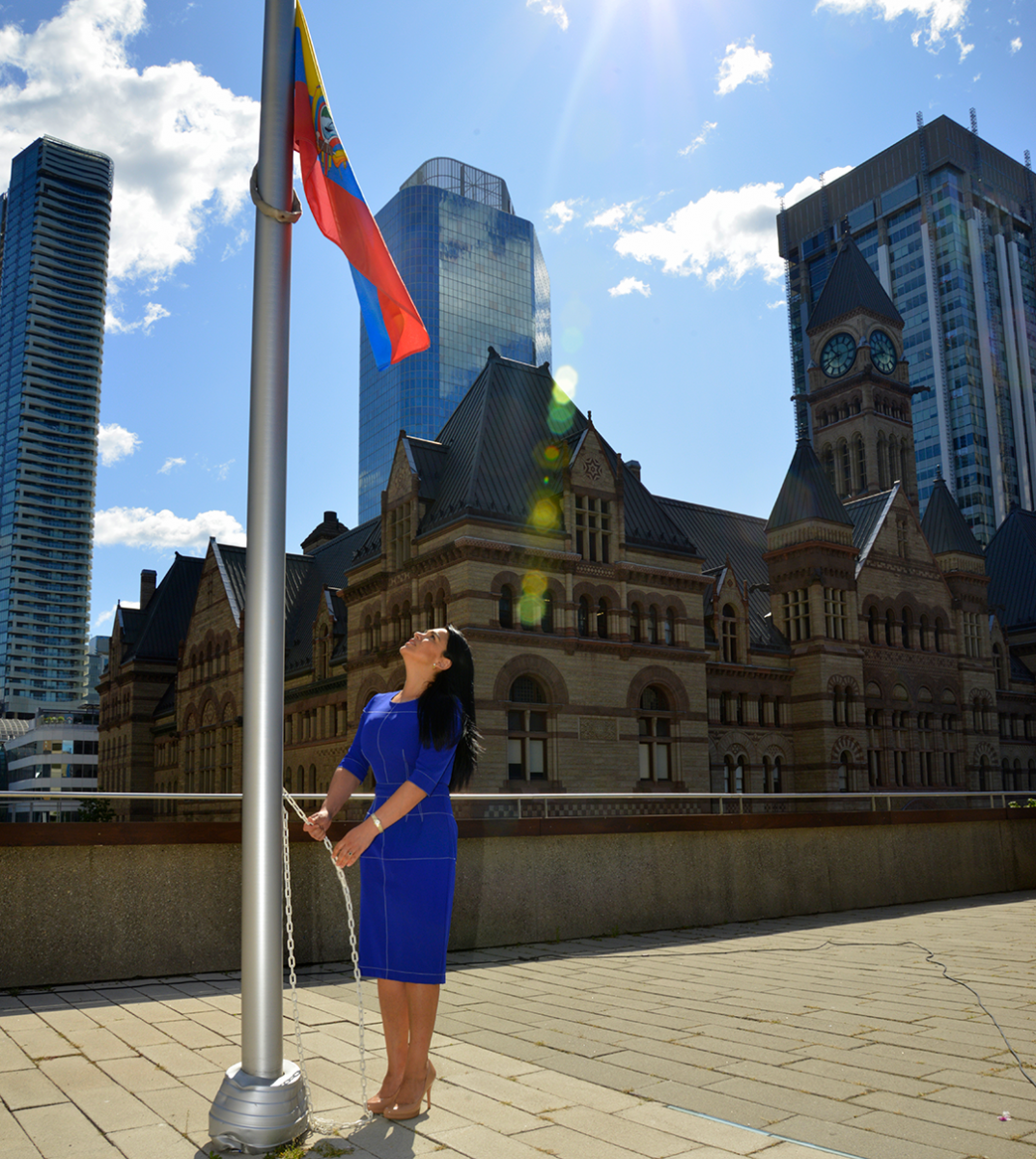 Sentimiento patrio en la izada de bandera de Ecuador en el City Hall de Toronto 