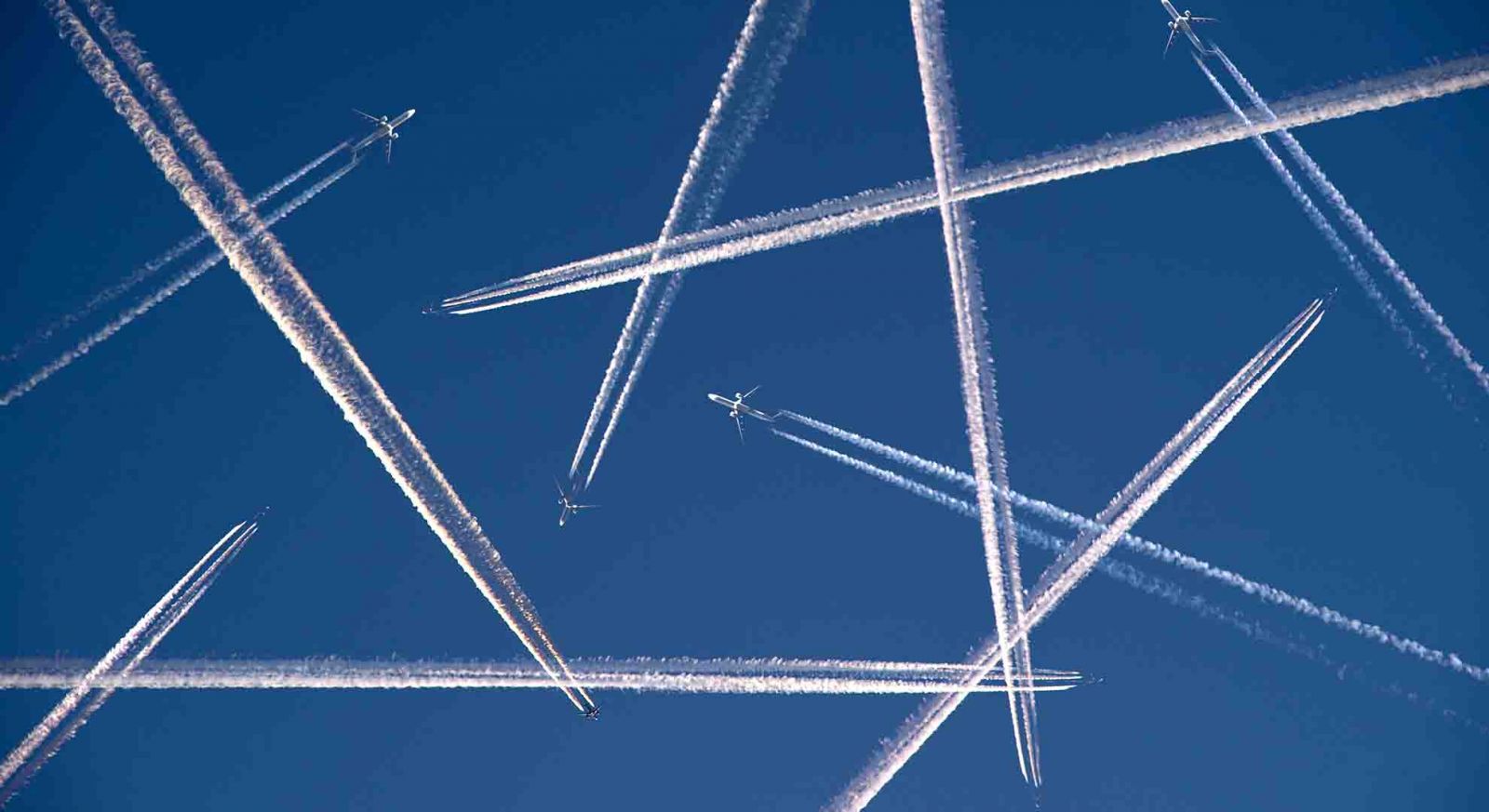 Buscan eliminar la contaminación atmosférica que generan los aviones 