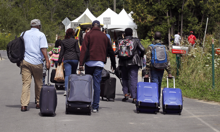 Solicitantes de refugio tendrán derecho a más semanas de hotel en Toronto 