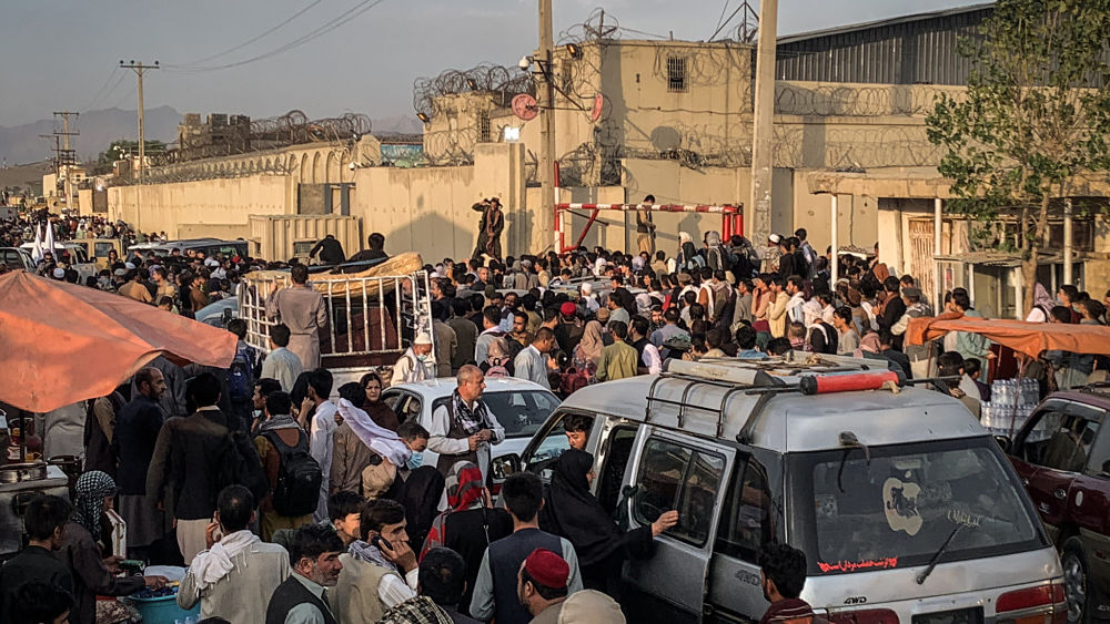 Al menos 15 personas murieron y otras 60 resultaron heridas en dos explosiones fuera del aeropuerto de Kabul, donde miles de ciudadanos afganos se encontraban aglomerados intentando salir del país en los vuelos de evacuación internacionales antes de la fecha límite del 31 de agosto. Entre los fallecidos hay cuatro soldados estadounidenses, según informaron medios de ese país que citan fuentes oficiales. Además, hay otros tres uniformados heridos. LONDRES, - Un par de atentados con explosivos que causaron bajas de estadounidenses y civiles a las afueras del aeropuerto de Kabul sacudieron el jueves durante la frenética fase final de evacuación de Afganistán. El secretario de prensa del Pentágono, John Kirby, tuiteó que el "complejo ataque" consistió en una explosión en la Puerta de la Abadía del aeropuerto de Kabul y una segunda explosión en el cercano Hotel Baron. Kirby dijo que los incidentes provocaron "un número de bajas estadounidenses y civiles". El término bajas puede referirse a muertos o heridos. Aunque aún no se ha podido establecer a ciencia cierta en número de muertos y heridos que dejan los atentados terroristas en Babul, por el caos que ahí persiste desde hace dos semanas, hasta el cierre de esta edición ya se reportaban 15 personas muertas y unos 60 heridos, entre ellos mujeres y niños, que murieron en un supuesto ataque suicida con explosivos en las afueras del aeropuerto Hamid Karzai de Kabul. El Pentágono confirmó que hubo al menos dos explosiones cerca de una puerta de ingreso al aeropuerto de Kabul que causaron "un número desconocido de víctimas". Entre los muertos hay también un "número indeterminado" de estadounidenses. Se habla de personas heridas que están siendo evacuadas del lugar hasta en carretillas. También se reportaron tiroteos y otra explosión en un hotel cercano al aeropuerto. "El Emirato Islámico condena de forma contundente los ataques que tienen como objetivo a civiles en el aeropuerto de Kabul", dijo en un tuit Zabihullah Mujahid, portavoz del Talibán, que ya está en control del país, pero no del aeropuerto, aún bajo el mando de Estados Unidos durante la desesperada misión de evacuación de los últimos días. Las explosiones "tuvieron lugar en un área donde las fuerzas de Estados Unidos son responsables de la seguridad", precisó Mujahid. Funcionarios de Estados Unidos y de países aliados habían advertido horas antes de que habían recibido información de inteligencia sobre la posibilidad inminente de ataques suicidas en las inmediaciones del aeropuerto, la única puerta de salida del país. El ministro de Defensa australiano, Andrew Hastie, dijo en una radio de su país que "el riesgo de un ataque suicida con explosivos es muy elevado". El secretario de Estado británico de las Fuerzas Armadas, James Heappey, aseguró que la amenaza era "muy seria" e "inminente", pero lamentó que "hay miles de personas que han ignorado esta advertencia".  La fecha límite fijada por Estados Unidos para abandonar el país es el 31 de agosto. Los gobiernos de Francia, Holanda y Bélgica anunciaron que ponían fin a las operaciones de repatriación desde Kabul, aunque ello implique que algunas personas susceptibles de ser evacuadas se queden atrás. A pesar de la situación caótica en el aeropuerto, 88.000 personas han podido ser evacuadas desde la puesta en marcha de este puente aéreo el 14 de agosto, la víspera de la entrada de los talibanes a Kabul.  La multitud congregada en el aeropuerto ha provocado escenas de caos y hubo al menos ocho fallecidos. Algunos afganos que esperan, agolpados a las puertas del aeropuerto, tienen pasaportes o visas extranjeras o reúnen las condiciones para viajar, pero la mayoría no.