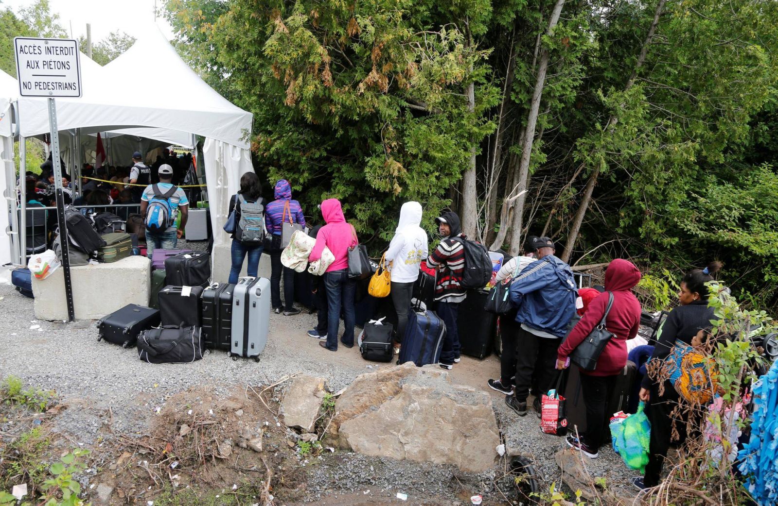 Nueva York “se deshace” de los inmigrantes enviándolos a la frontera con Canadá 