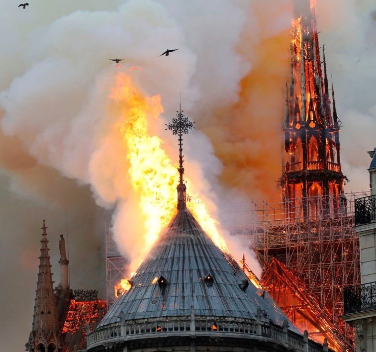 Un devastador incendio arrasó con la icónica catedral de Notre Dame de París