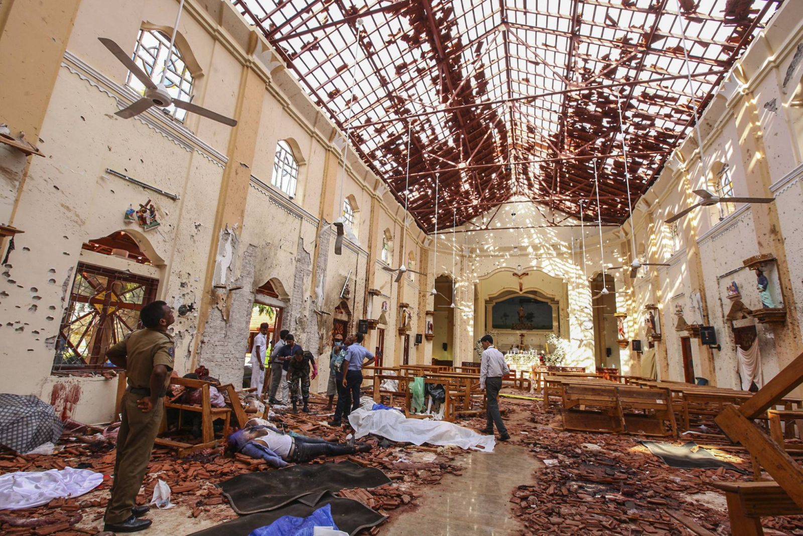 Estallido de 8 bombas en pleno día de Pascua ya dejan 290 muertos en Sri Lanka 